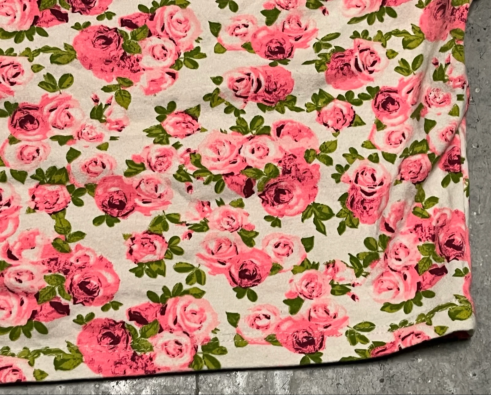 Camiseta curta com flores rosas – photo 19